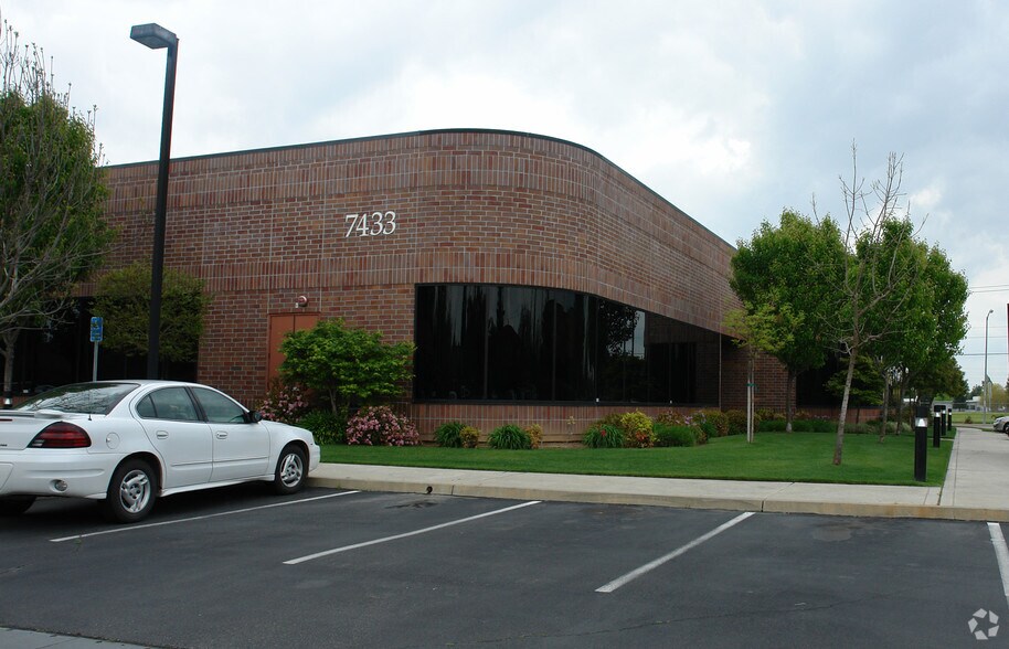 7433 N 1st St, Fresno, CA à vendre - Photo de l’immeuble – Image 1 sur 1