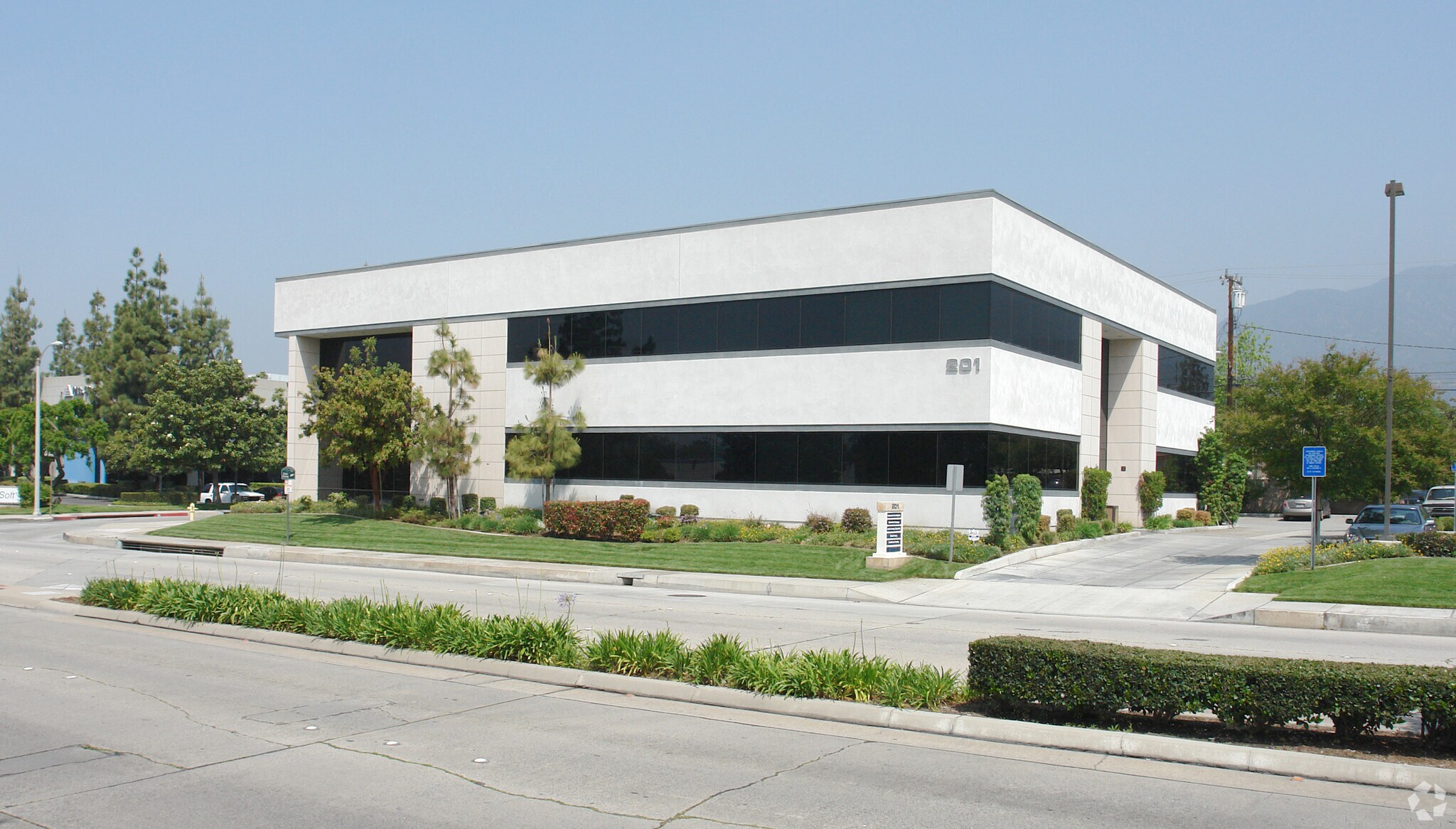 201 E Huntington Dr, Monrovia, CA à louer Photo de l’immeuble– Image 1 sur 16