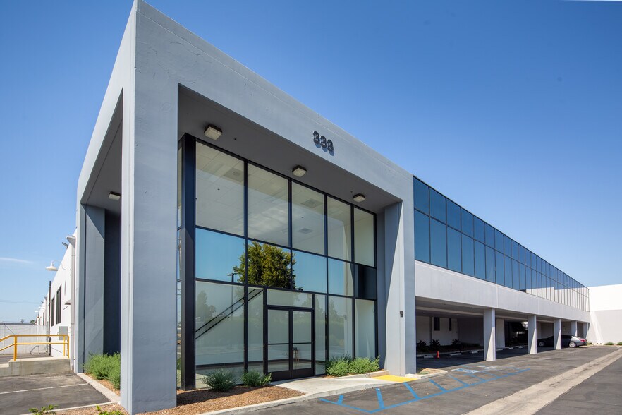 333 N Euclid Way, Anaheim, CA à louer - Photo de l’immeuble – Image 2 sur 29