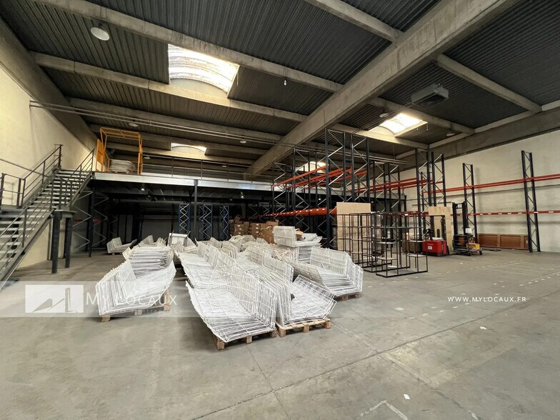 Industriel/Logistique dans Beauchamp à louer - Photo de l’immeuble – Image 2 sur 7