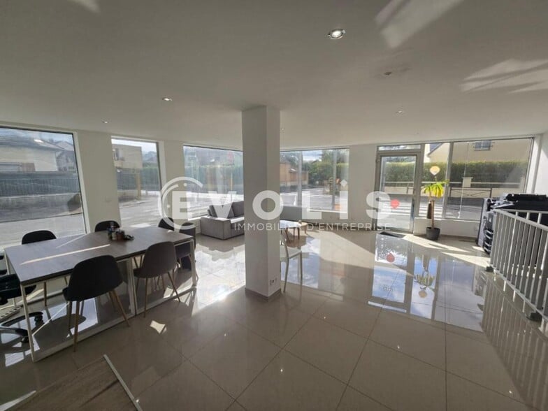Local commercial dans Viry-Châtillon à vendre - Photo de l’immeuble – Image 3 sur 7