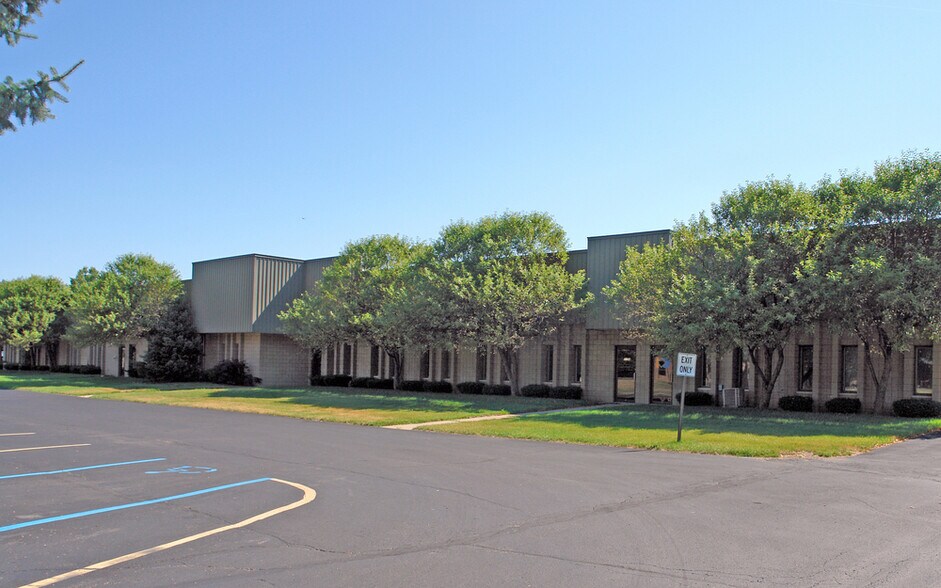 3150-3190 Martin Rd, Commerce Township, MI à louer - Photo principale – Image 1 sur 6
