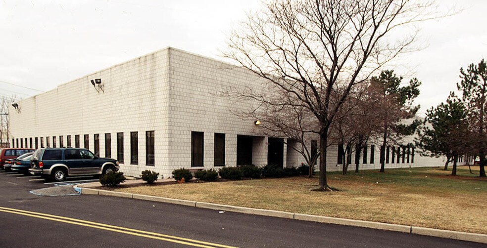 135 Seaview Dr, Secaucus, NJ à louer - Photo principale – Image 1 sur 1
