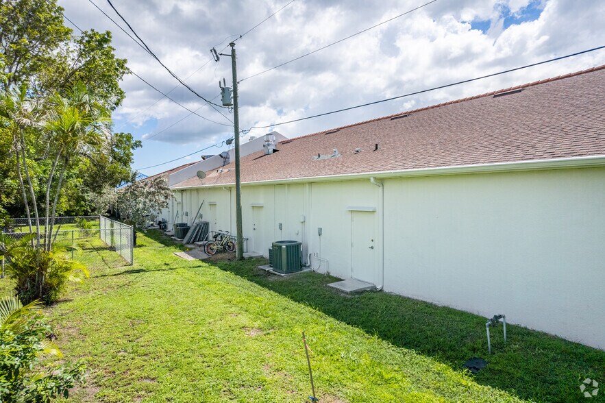 311 Del Prado Blvd, Cape Coral, FL à louer - Photo de l’immeuble – Image 2 sur 7