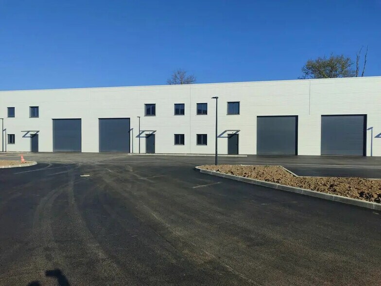 272 Rue Newton, Morestel à louer - Photo de l’immeuble – Image 1 sur 8