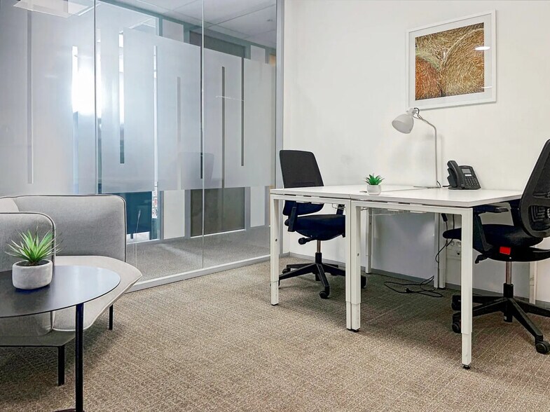 Bureau dans à louer - Photo de l’immeuble – Image 2 sur 10