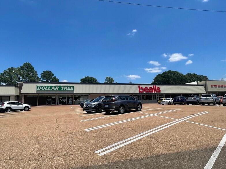 820 W Northside Dr, Clinton, MS à louer - Photo de l’immeuble – Image 2 sur 10