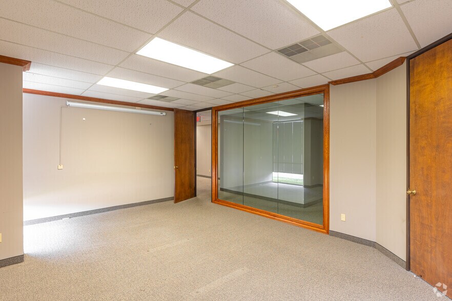 12200 N Stemmons Fwy, Farmers Branch, TX à louer - Photo intérieure – Image 3 sur 22