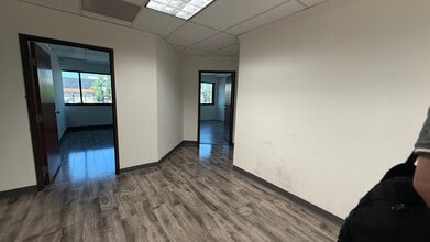 18345 Ventura Blvd, Tarzana, CA à louer Photo intérieure– Image 1 sur 5