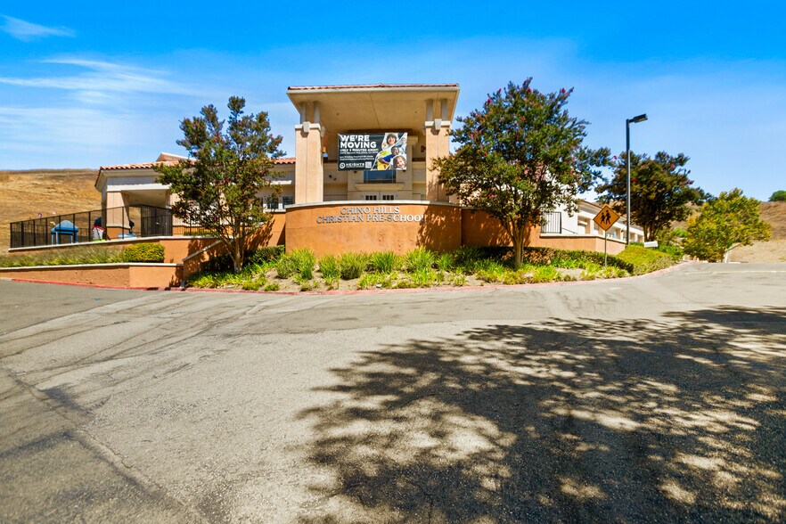 2090 Chino Hills Pkwy, Chino Hills, CA à vendre - Photo principale – Image 1 sur 57