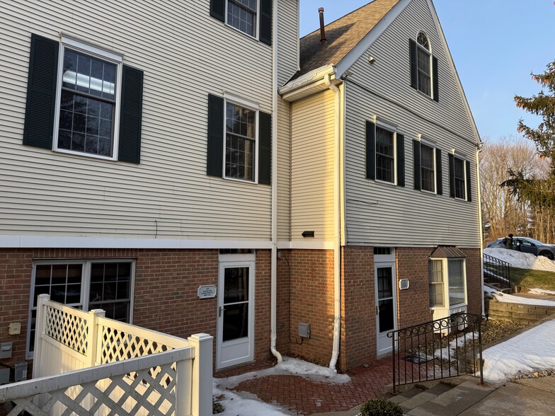 255 Park Pl, Chagrin Falls, OH à louer - Photo de l’immeuble – Image 2 sur 9