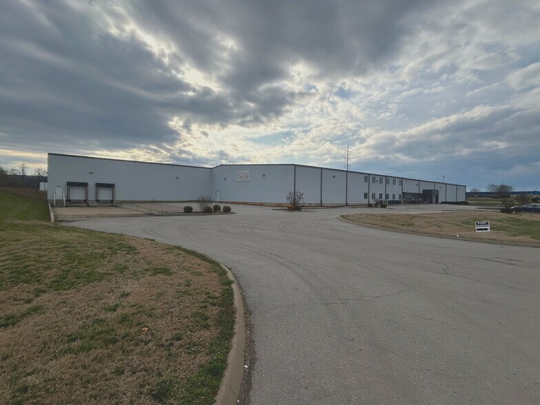 323 Mitch McConnell Way, Bowling Green, KY à louer - Photo de l’immeuble – Image 2 sur 5