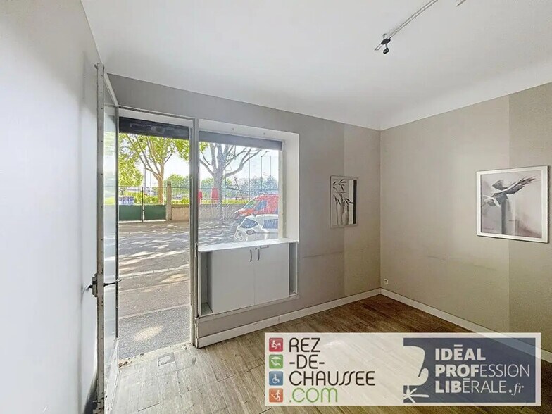 Local commercial dans Clichy à vendre - Photo de l’immeuble – Image 3 sur 9