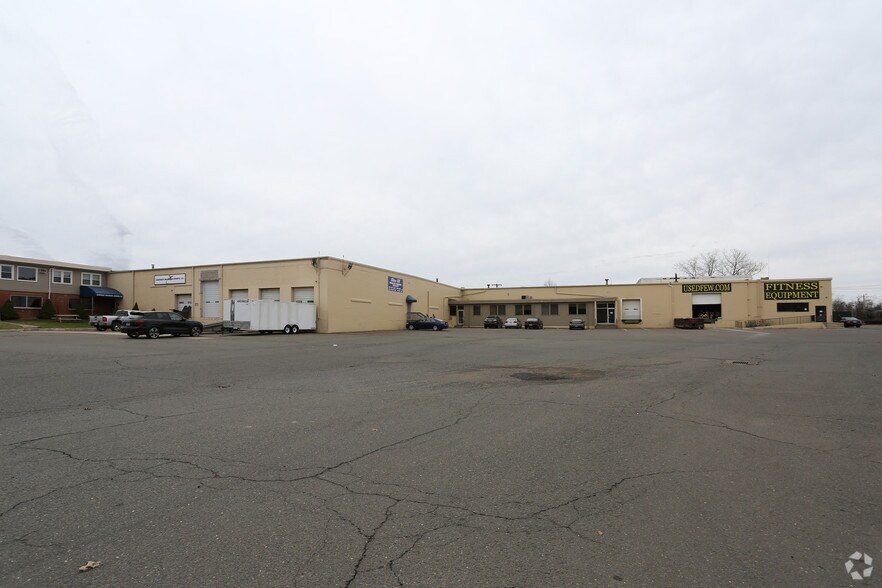 222 Universal Dr, North Haven, CT à louer - Photo de l’immeuble – Image 2 sur 11