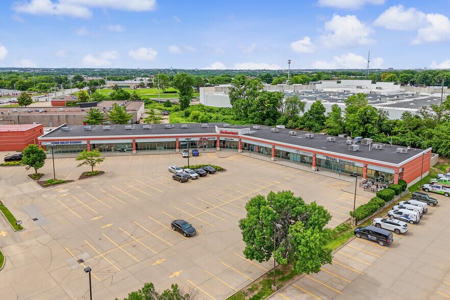 3880-3928 NW Urbandale Dr, Urbandale, IA à louer - Photo de l’immeuble – Image 1 sur 4