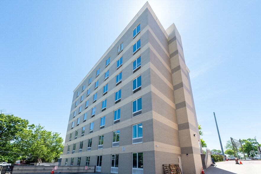 183-15 Horace Harding Expy, Fresh Meadows, NY à vendre - Photo de l’immeuble – Image 2 sur 50