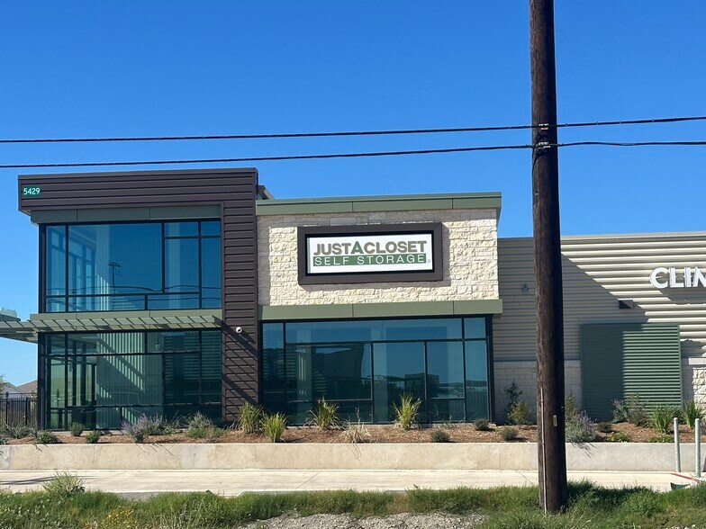 Binz-Engleman Rd & FM 1516, San Antonio, TX à vendre - Photo de l’immeuble – Image 3 sur 5