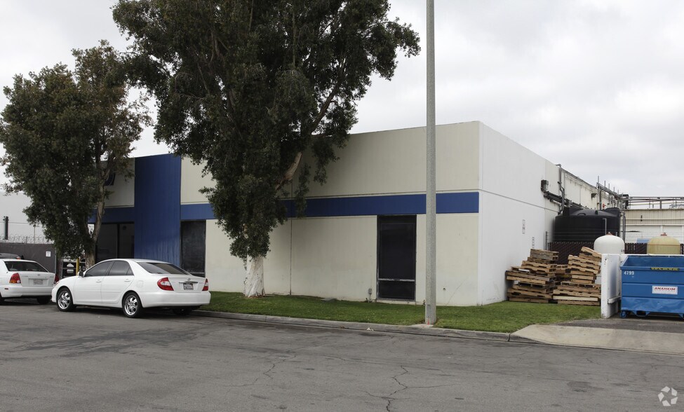 1221 N Simon Cir, Anaheim, CA à louer - Photo de l’immeuble – Image 2 sur 4