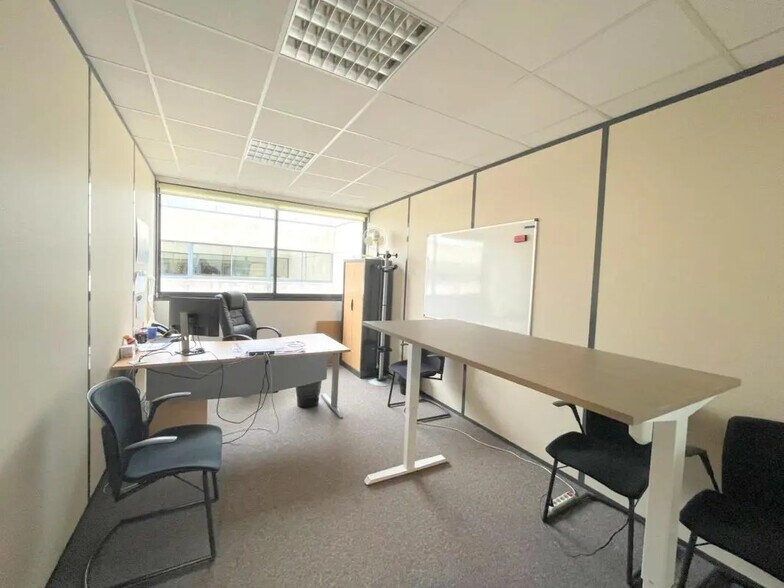 Bureau dans Poissy à louer - Photo de l’immeuble – Image 3 sur 18