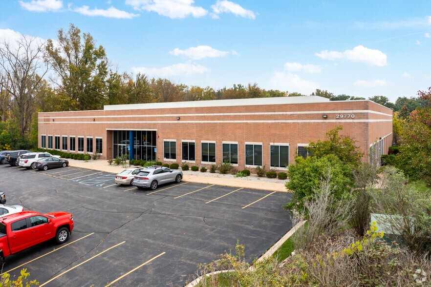 29770 Hudson Dr, Novi, MI à vendre - Photo de l’immeuble – Image 2 sur 17