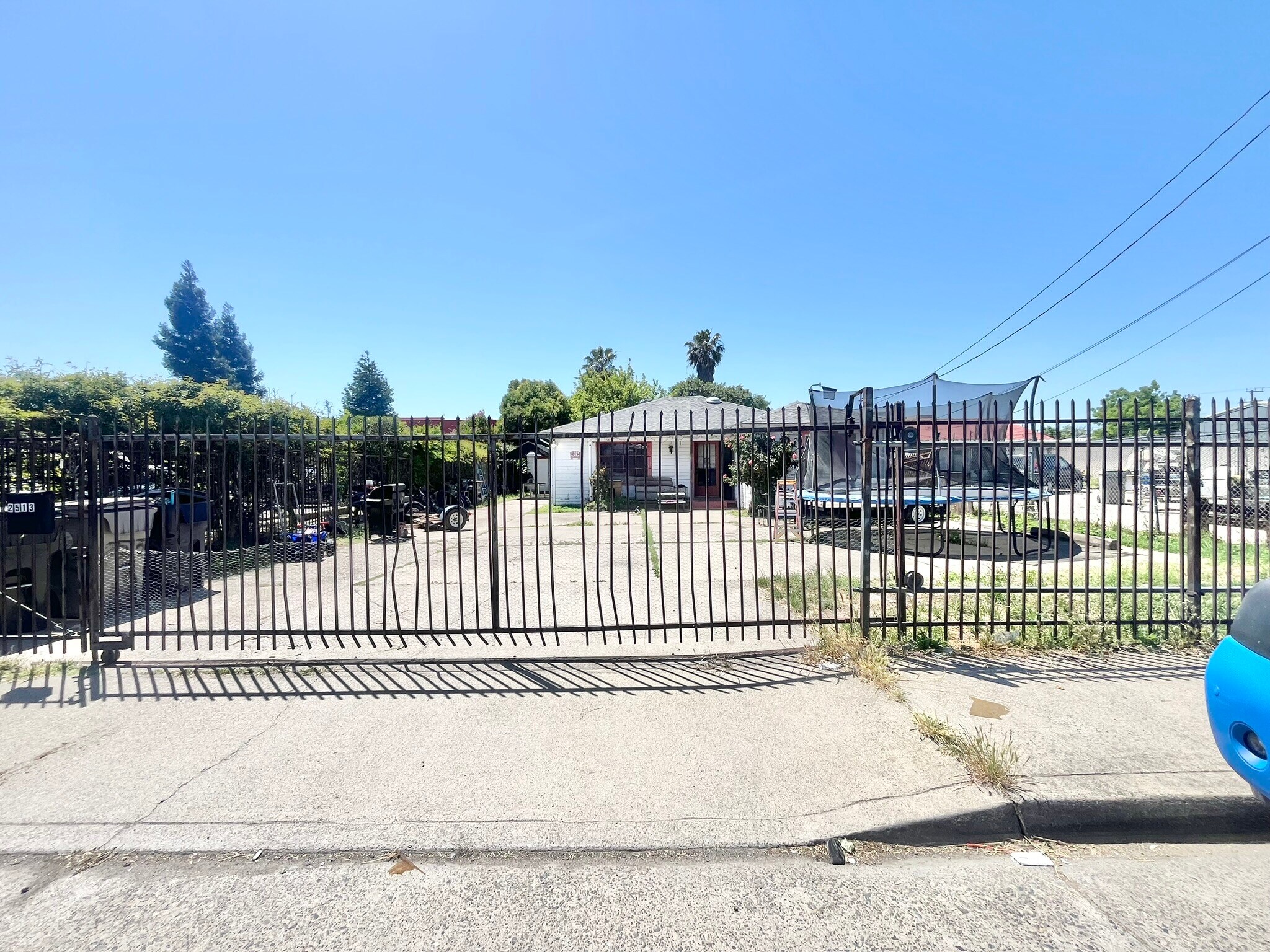 2513 Connie Dr, Sacramento, CA à vendre Photo de l’immeuble– Image 1 sur 16