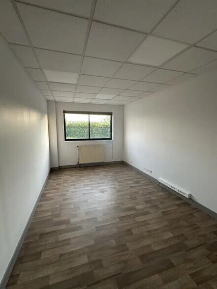 Local d’activités dans Saint-Jean-de-la-Ruelle à louer - Photo intérieure – Image 2 sur 3