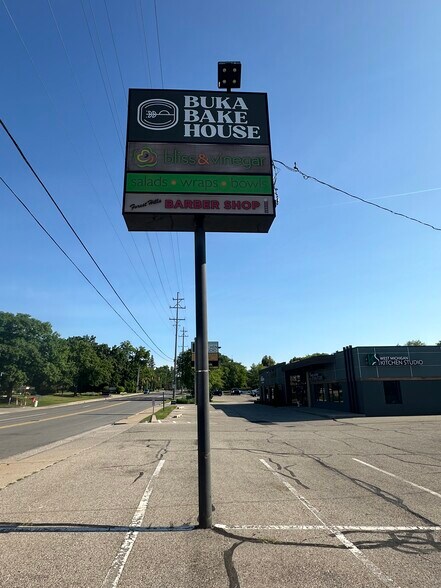 880-888 Forest Hill Ave SE, Grand Rapids, MI à louer - Photo de l’immeuble – Image 2 sur 9