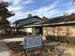 2875 Middlefield Rd, Palo Alto, CA à louer Photo de l’immeuble– Image 1 sur 5