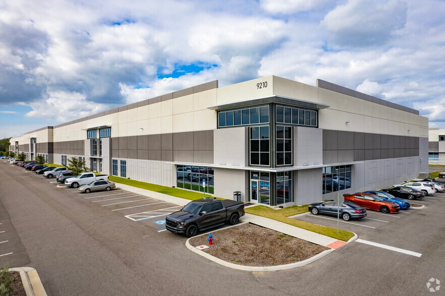9210 E Columbus Dr, Tampa, FL à louer - Photo principale – Image 1 sur 4