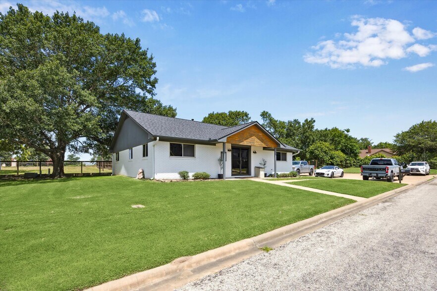 804 Briar Ridge Dr, Bellville, TX à vendre - Photo de l’immeuble – Image 2 sur 12