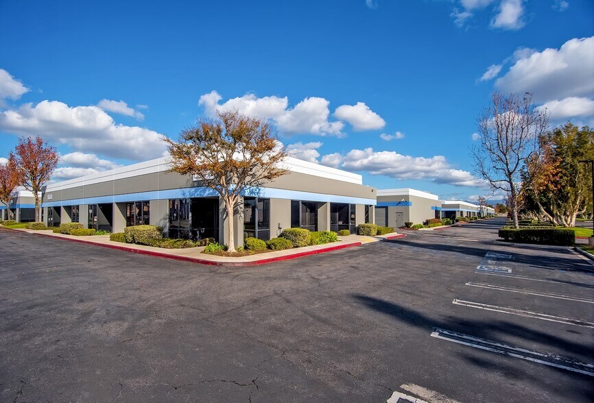 1277 S Lyon St, Santa Ana, CA à louer - Photo principale – Image 2 sur 7