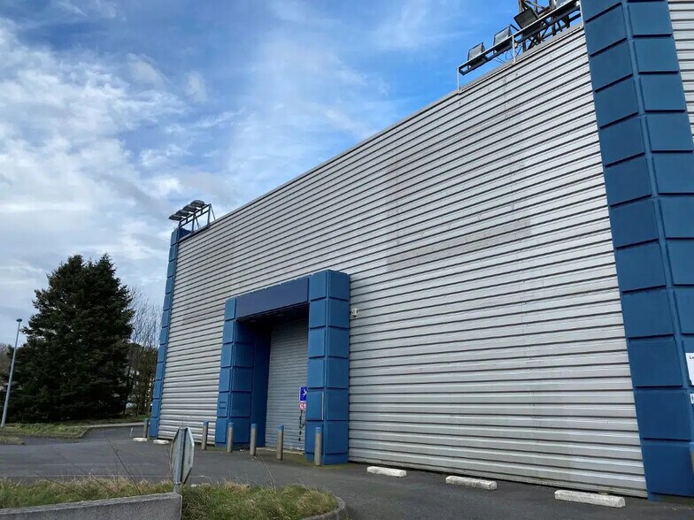 Local commercial dans Saint-Martin-des-Champs à louer - Photo de l’immeuble – Image 1 sur 2