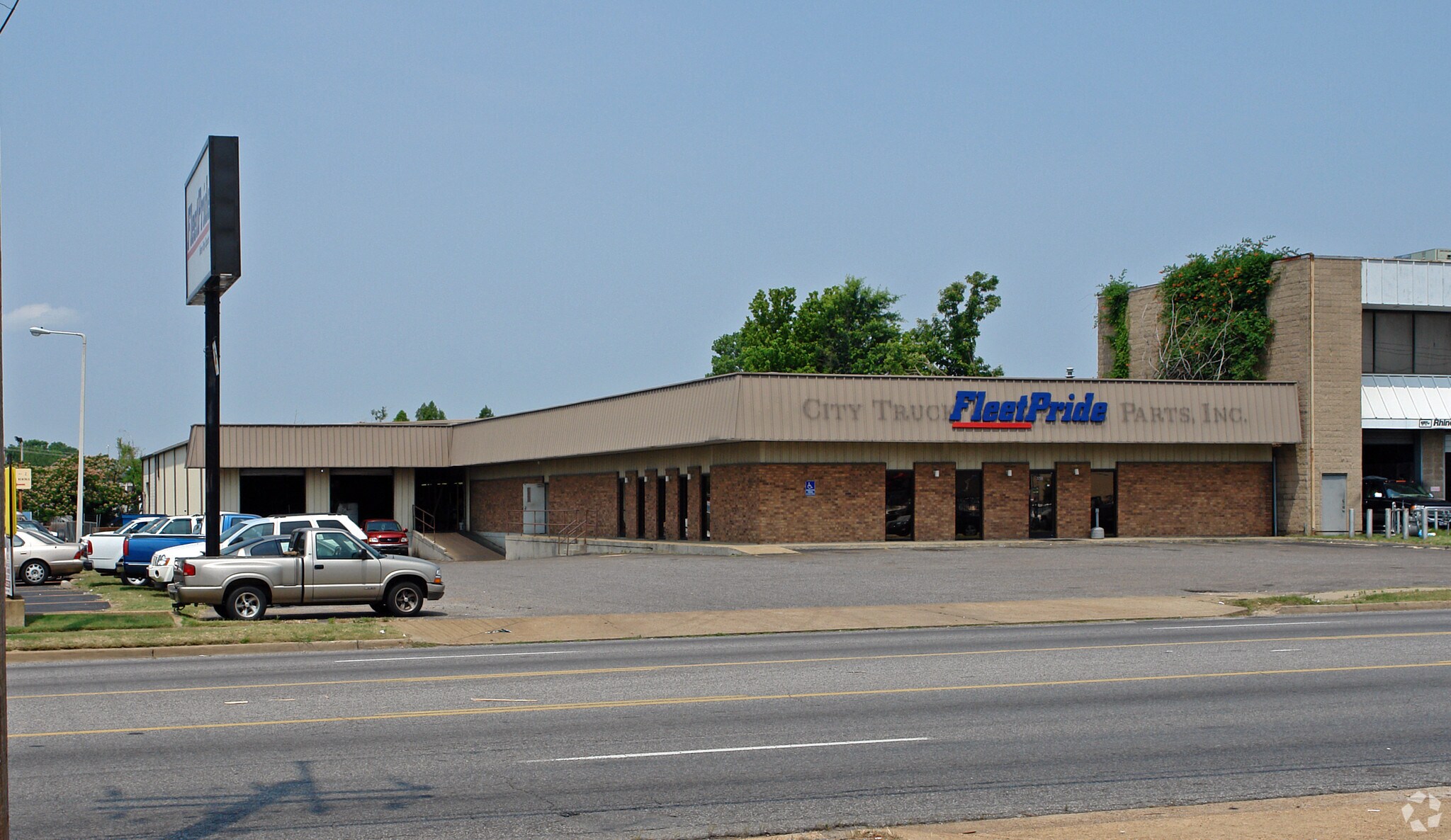 FleetPride Industrial Investment portefeuille de 2 biens à vendre sur LoopNet.fr Photo principale– Image 1 sur 4