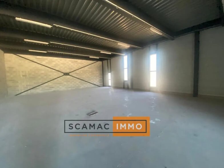 Local d'activités dans Rousset à vendre - Photo de l’immeuble – Image 3 sur 6