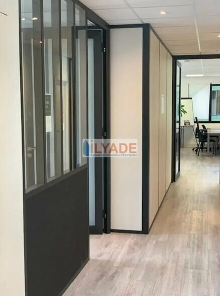 Bureau dans Venelles à louer - Photo de l’immeuble – Image 1 sur 8