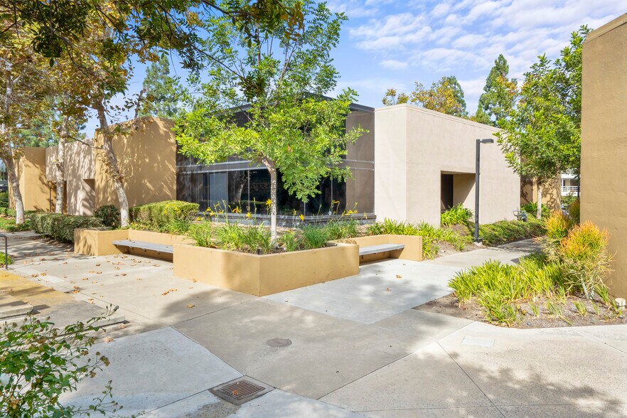 23117 Plaza Pointe Dr, Laguna Hills, CA à vendre - Photo de l’immeuble – Image 1 sur 20