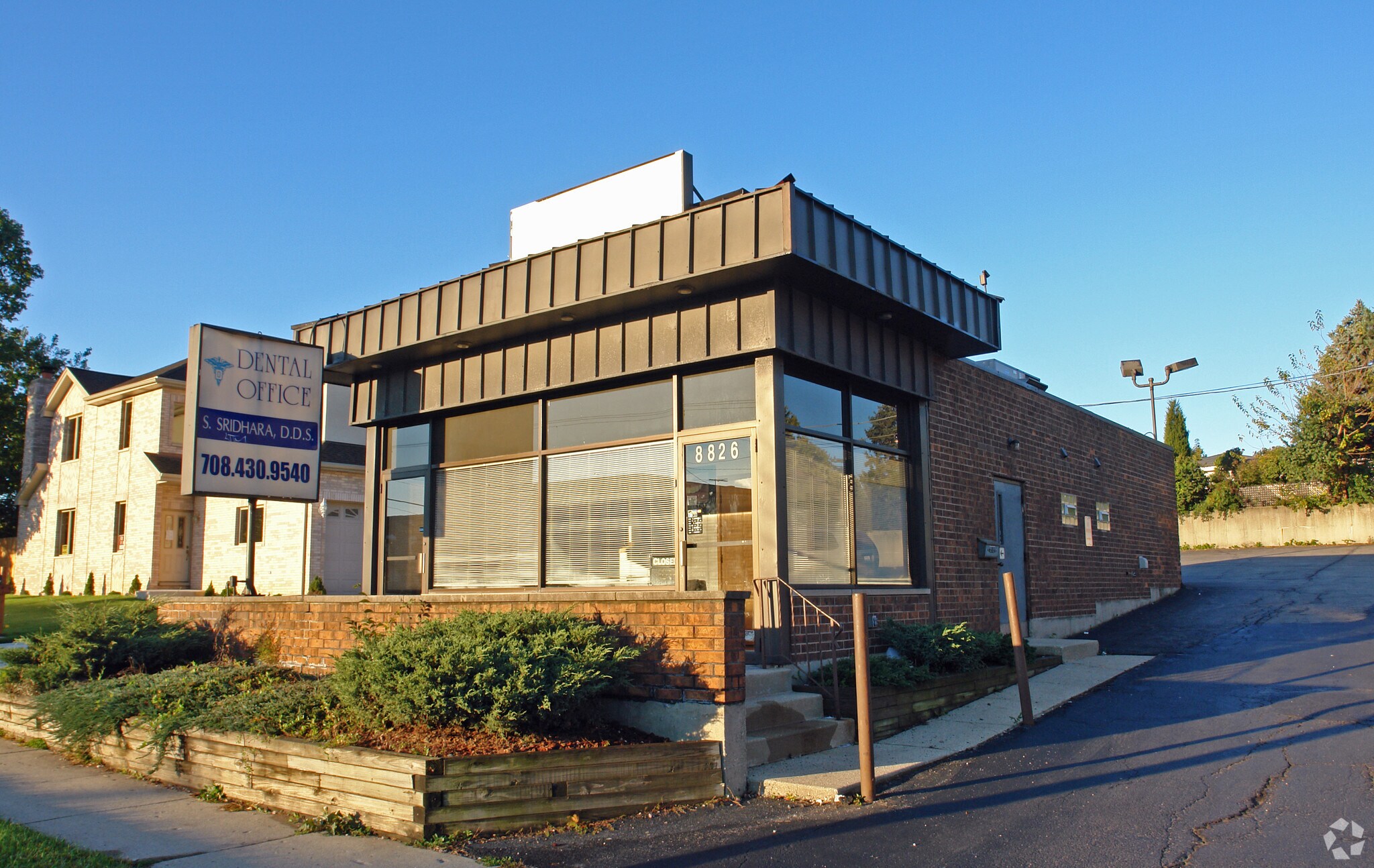 8826 S Roberts Rd, Hickory Hills, IL à vendre Photo principale– Image 1 sur 5