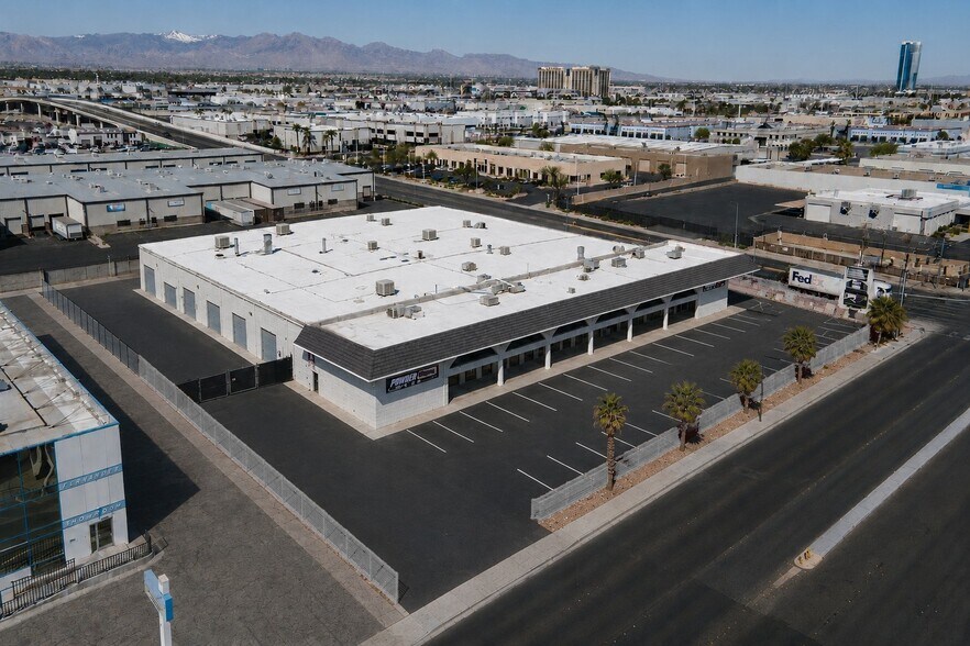 5325 S Valley View Blvd, Las Vegas, NV à louer - Photo de l’immeuble – Image 2 sur 20