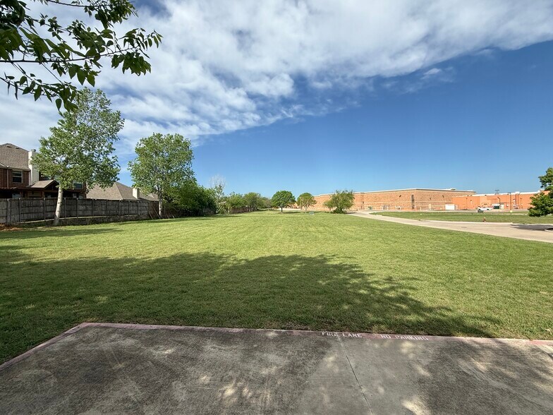 10700 Victoria Ash Dr, Fort Worth, TX à vendre - Photo de l’immeuble – Image 2 sur 10