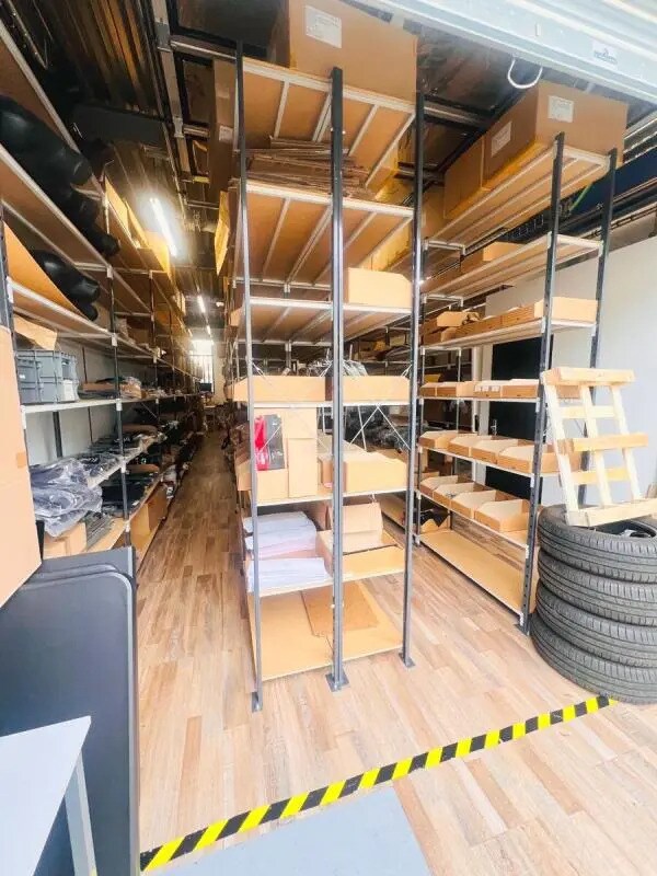 Local d’activités dans Plaisir à louer Photo intérieure– Image 1 sur 9