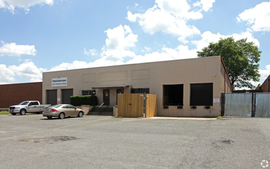 305 Clanton Rd, Charlotte, NC à louer - Photo de l’immeuble – Image 2 sur 2