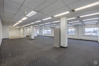 1121 Centre St NW, Calgary, AB à louer Photo intérieure– Image 2 sur 3