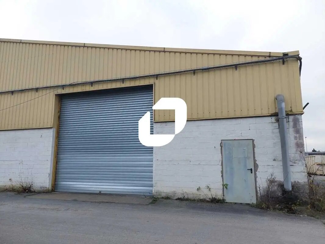 Local d’activités dans Houdan à louer Photo de l’immeuble– Image 1 sur 9