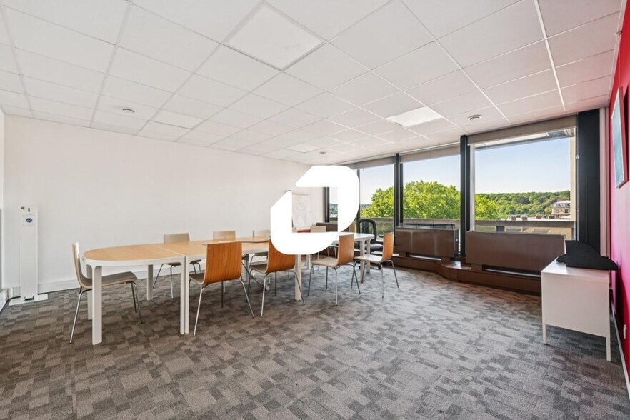 Bureau dans Saint-Cloud à vendre - Photo intérieure – Image 2 sur 18