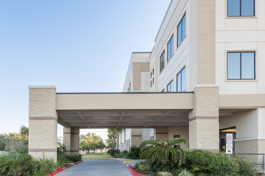 6807 Emmett F. Lowry Expy, Texas City, TX à louer - Photo de l’immeuble – Image 3 sur 10