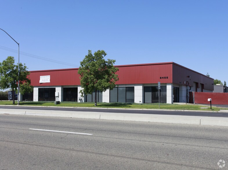 2455 N Fowler Ave, Fresno, CA à louer - Photo de l’immeuble – Image 3 sur 5