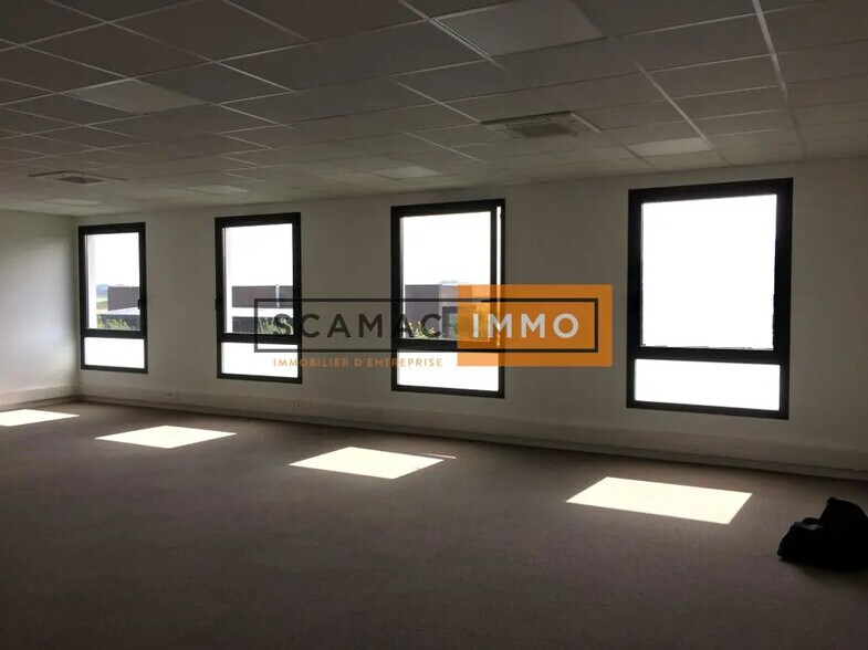 Local d'activités dans Vaires-sur-Marne à vendre - Photo de l’immeuble – Image 3 sur 4