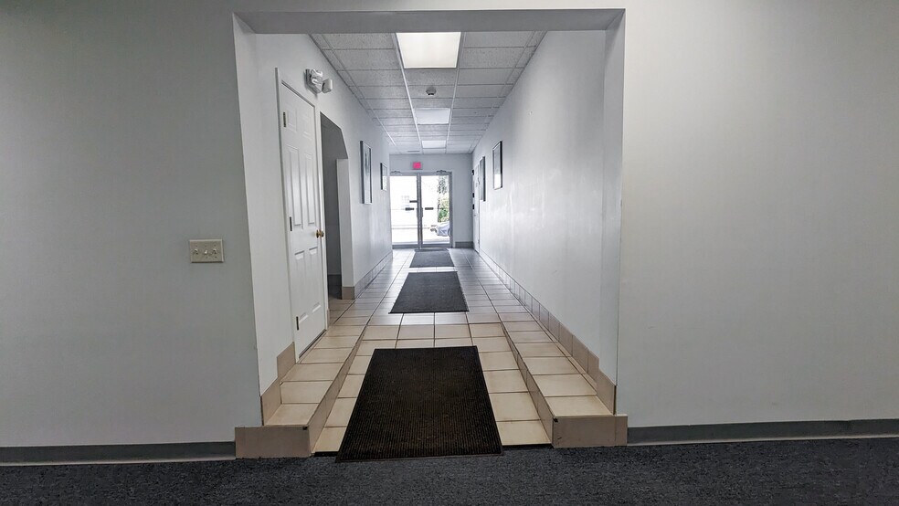 2415 Boston Post Rd, Guilford, CT à louer - Photo intérieure – Image 2 sur 7