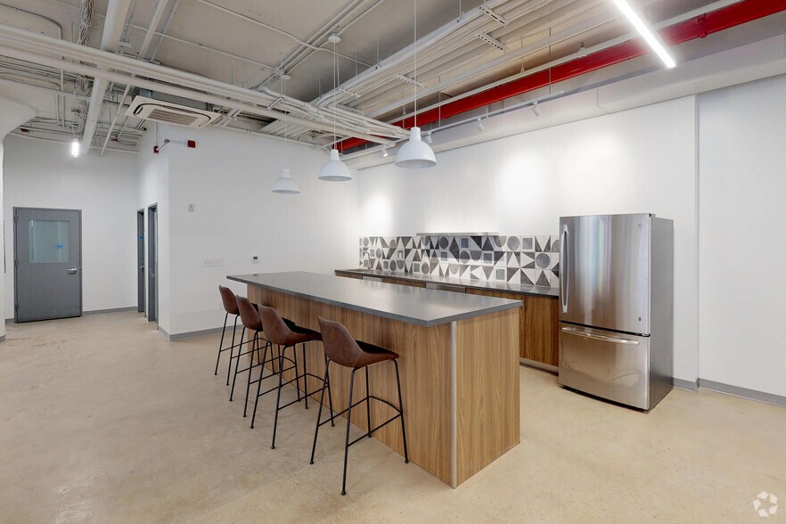 315 Meserole St, Brooklyn, NY à louer - Photo de l’immeuble – Image 2 sur 14