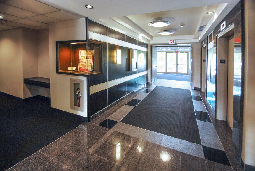 2075 W Big Beaver Rd, Troy, MI à louer - Photo intérieure – Image 3 sur 6